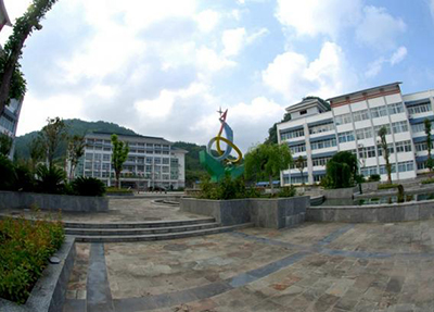 学校logo.jpg 学校logo.jpg