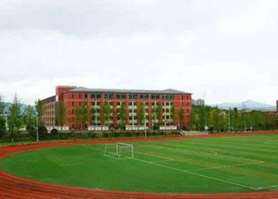 学校操场.jpg 学校操场.jpg