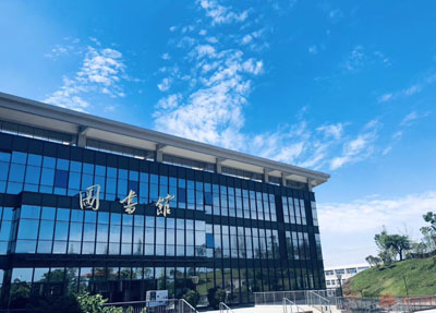 学校图书馆 学校图书馆