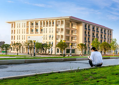 教学楼剪影.jpg 教学楼剪影.jpg