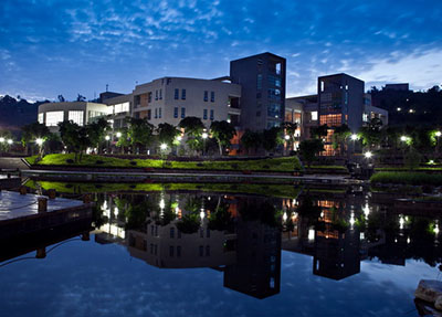 学校夜景.jpg 学校夜景.jpg