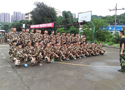 学生军训.jpg 学生军训.jpg
