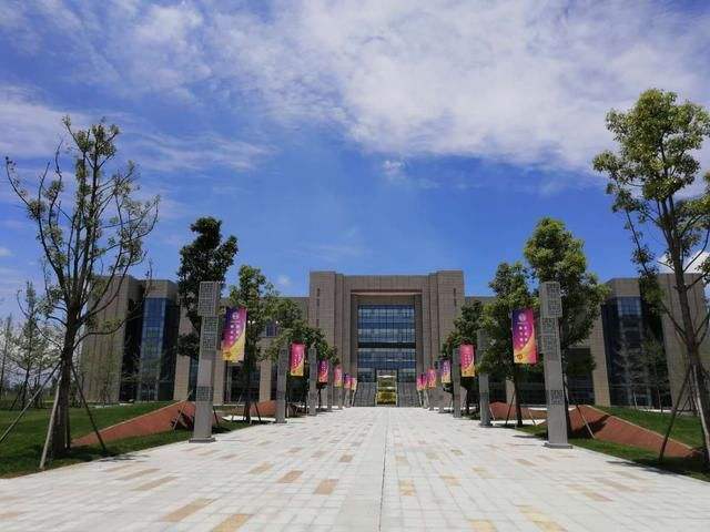 德阳城市轨道交通职业学院简介 德阳城市轨道交通职业学院简介