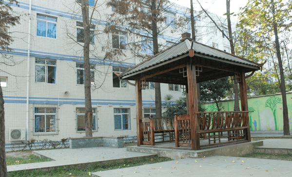 成都市洞子口职业高级中学校校园一角 成都市洞子口职业高级中学校校园一角
