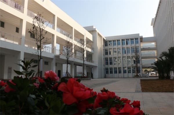 成都信息技术学校教学楼环境 成都信息技术学校教学楼环境