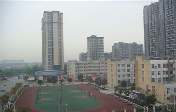 四川省成都市青苏职业中专学校操场环境 四川省成都市青苏职业中专学校操场环境