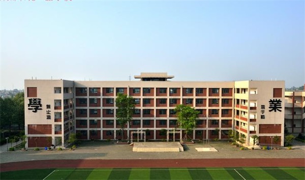 成都石化工业学校教学环境 成都石化工业学校教学环境