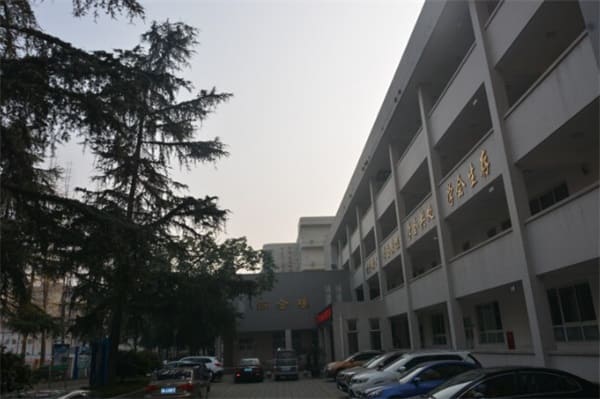 四川省崇州市职业中专学校教学楼环境 四川省崇州市职业中专学校教学楼环境