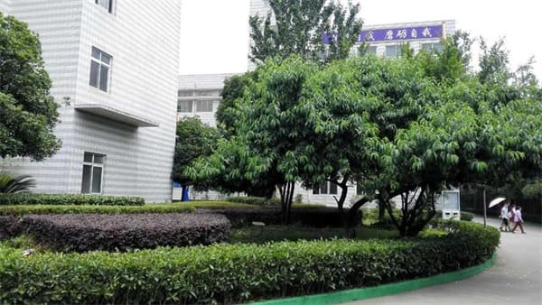 成都市中山职业技术学校校园环境