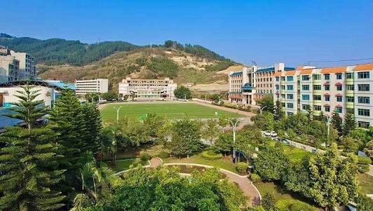 四川省荥经县职业高级中学校园环境好不好 四川省荥经县职业高级中学校园环境好不好