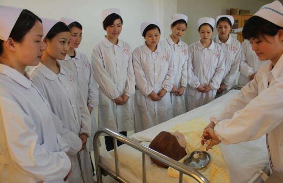 卫校什么专业比较适合女生 卫校什么专业比较适合女生