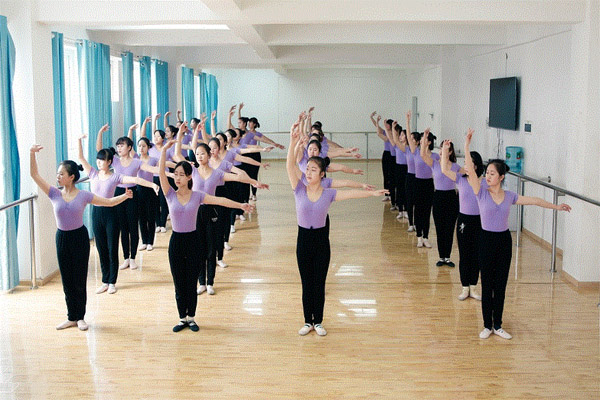 学生们正在进行舞蹈训练 学生们正在进行舞蹈训练