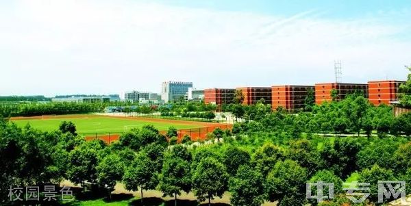 四川托普计算机职业学校校园景色 四川托普计算机职业学校校园景色