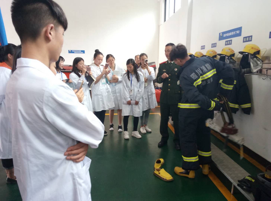 成都都江堰技师学院医药专业学习参观消防大队 成都都江堰技师学院医药专业学习参观消防大队