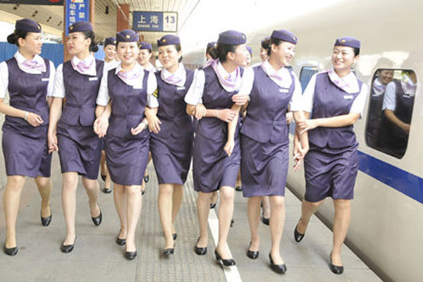 高铁乘务员是在旅客列车为旅客进行服务的工作人员 高铁乘务员是在旅客列车为旅客进行服务的工作人员