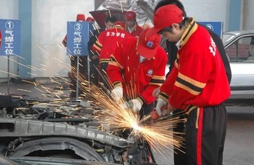 学员们正在学习汽修 学员们正在学习汽修