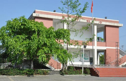 马龙县职业中学
