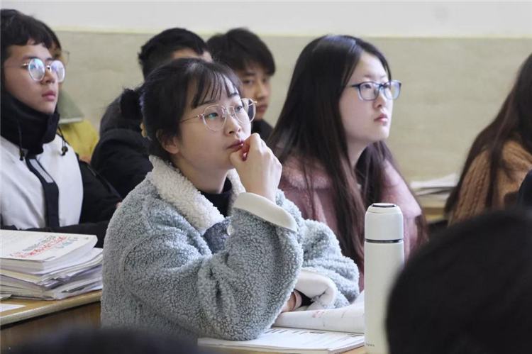 希望卫校大二学生.jpg 希望卫校大二学生.jpg