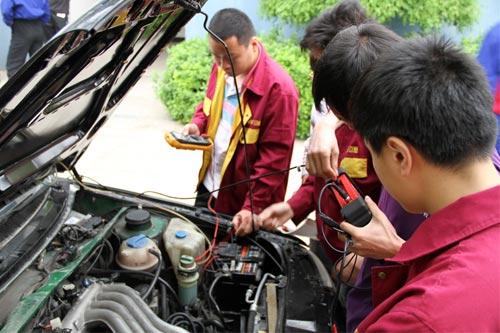 学员们正在学习汽修知识 学员们正在学习汽修知识