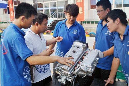 学员们正在接受汽修知识培训 学员们正在接受汽修知识培训