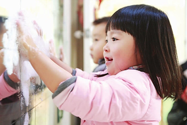 孩子们正在做手工 孩子们正在做手工