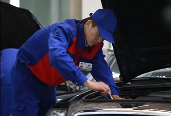 学员们正在对汽车进行检查 学员们正在对汽车进行检查