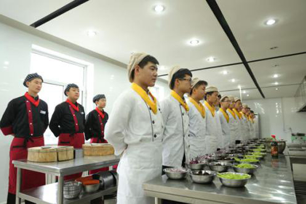 学生们在学习烹饪的过程中 学生们在学习烹饪的过程中