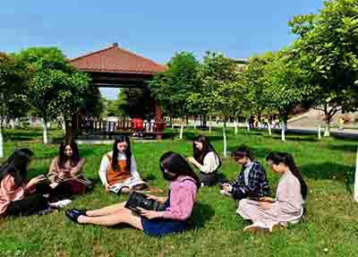 贵州现代经济学校2025年学费多少