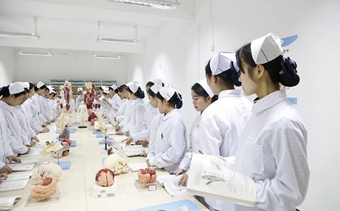 重庆护理学校收费是多少钱 重庆护理学校收费是多少钱