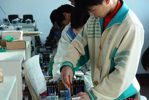凯里市第一中等职业学校机电部学生学习