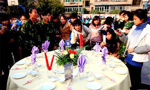 凯里市第一中等职业学校民族文化部摆台表演