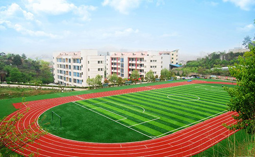 贵州省龙里中等职业学校环境：运动场、足球场