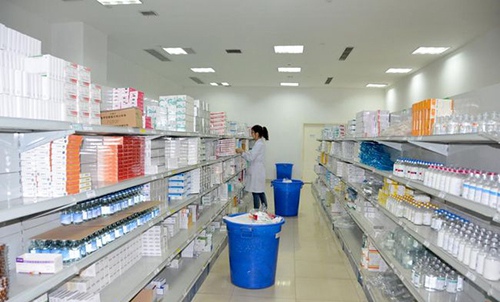 重庆医专药品生产技术专业招生学生在三甲医院药房工作