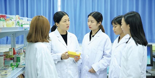 重庆医专药品生产技术专业招生学生药学服务实训